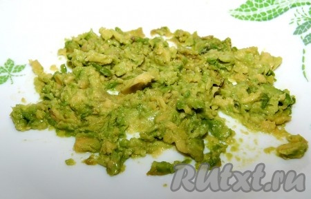 Авокадо освободить от косточки, очистить от кожуры, мякоть размять с помощью вилки. Можно добавить тертый чеснок по вкусу. Сразу сбрызнуть лимонным соком, чтобы авокадо не потеряло свой цвет. Иначе оно потемнеет и будет некрасивым.
