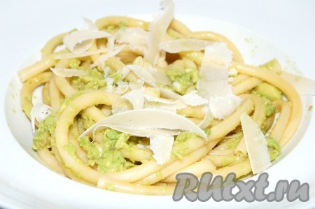 Спагетти с пармезаном и авокадо