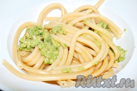 Добавить мякоть авокадо и соль по вкусу.