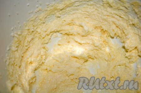 В несколько этапов добавлять сахар и взбить все в пышную массу. Глазурь масляная готова.