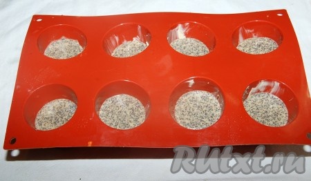 Формы для кексов смазать изнутри сливочным маслом и разлить полученное тесто на 1/3 емкости. Нагреть духовку до 160 градусов и отправить в неё формы с кексами. Печь 15 минут.
