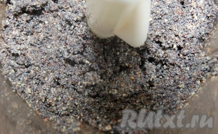 Взбить мак с орехами до слегка влажной массы.