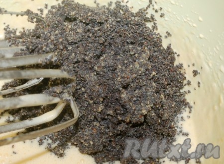 Теперь добавить маково-ореховую массу.