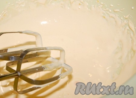 Во взбитые желтки добавить белки (белки не нужно предварительно взбивать). Взбивать всю массу до гладкого состояния.
