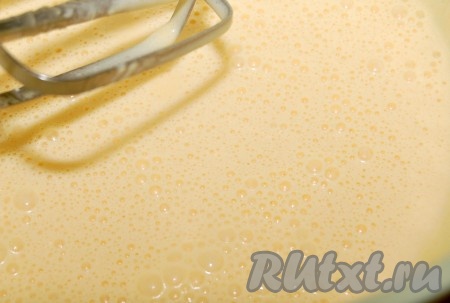 Взбивать массу 2 минуты.