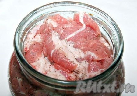 Укладывать кусочки мяса надо плотно.