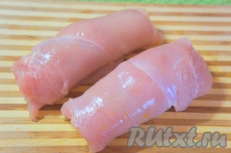 Свернуть куриное филе с начинкой из болгарского перца плотным рулетом. Аналогично сформировать второй рулетик.