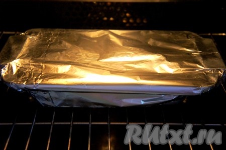 Форму накрыть фольгой и запекать куриные рулеты с болгарским перцем в течение 30 минут.