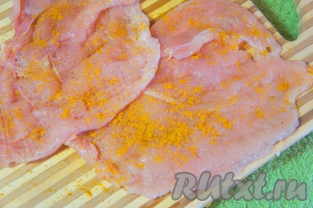 Куриное филе промыть, обсушить, отбить молоточком, формируя плоскую поверхность. Натереть мясо смесью пропущенного через пресс 1 зубчика чеснока, соли, смеси перцев и карри. Оставить пропитаться солью и специями на 10-15 минут.