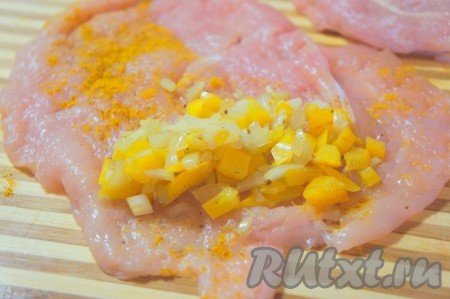 Половину остывшей овощной начинки выложить на один край отбитого куриного мяса.