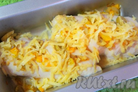 По прошествии 30 минут достать форму из духовки, снять фольгу, посыпать куриные рулетики сыром и отправить их запекаться ещё на 10 минут.