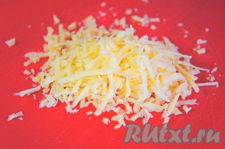 Пока запекаются рулеты, сыр натереть на крупной тёрке.