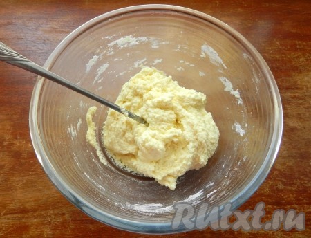 В смесь сухого молока и масла всыпать сахарную пудру, тщательно перемешать в однородную, мягкую массу. Накрыть плёнкой и убрать в холодильник для охлаждения на 15-20 минут.