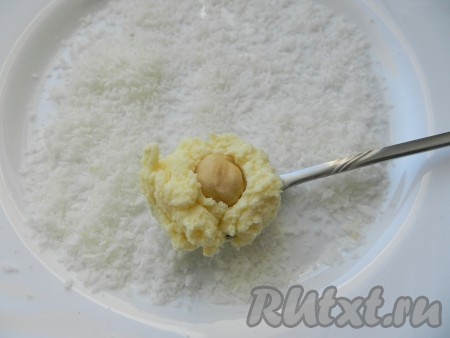 Из остывшей массы формовать молочные конфеты: массу набирать чайной ложкой, внутрь укладывать орех и руками скатывать из массы шарики.