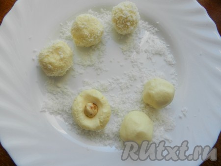 Шарики обвалять в кокосовой стружке. Шарики получаются очень мягкими и от тепла могут таять и не держать форму, поэтому делать всё желательно быстро. Готовые молочные конфеты поместить в холодильник для застывания.