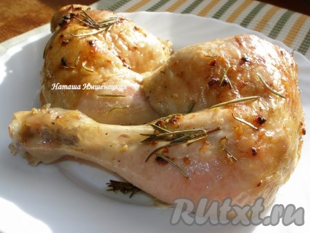 Куриные окорочка с розмарином, чесноком и лимоном, запеченные в духовке