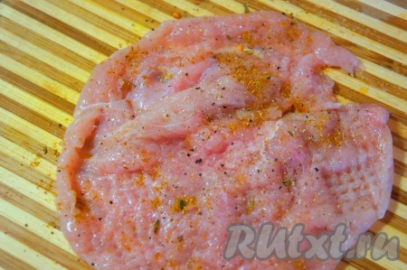 Куриное филе промыть, обсушить, отбить. Натереть мясо смесью пропущенного через пресс чеснока (1 зубчик), соли, смеси перцев и карри. Оставить мясо отдохнуть на 10-15 минут.