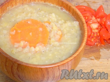 Чечевицу кладём в любую цельную емкость, пригодную для пароварки, добавляем подготовленные овощи и вливаем 1 литр воды. Солим по вкусу и готовим 20 минут. Когда суп практически готов, нужно добавить измельченный помидор.
