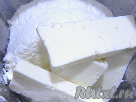 Помещаем творог и сыр в чащу блендера.