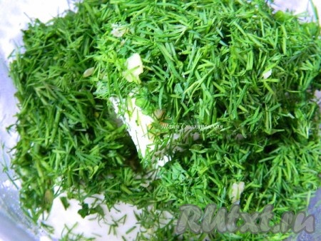 Добавляем чеснок, укроп. Все хорошо взбиваем на минимальной скорости.