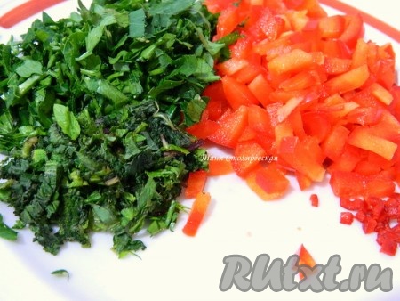 Измельчаем перец и зелень.