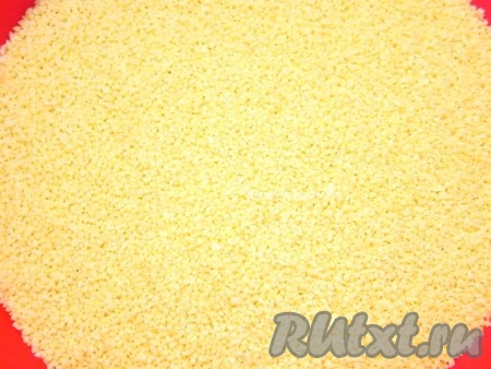 Высыпаем кускус в глубокую миску, добавляем масло, соль.