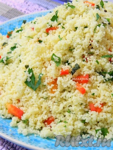 Готовый кус-кус перемешиваем с зеленью, болгарским перцем и чили. Хорошо еще сбрызнуть соком лимона.
