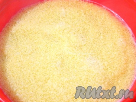 Заливаем кипятком так, чтобы крупа на 1 см была выше. Накрываем крышкой и ждем 20 минут. Желательно в середине процесса разок кус-кус хорошо перемешать и разбить комочки.
