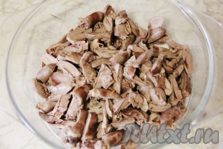 Куриные сердечки отварить и нарезать для салата соломкой.
