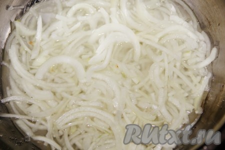 Все ингредиенты, входящие в состав маринада, смешать. Лук нарезать полукольцами и залить маринадом, оставить на 1 час.
