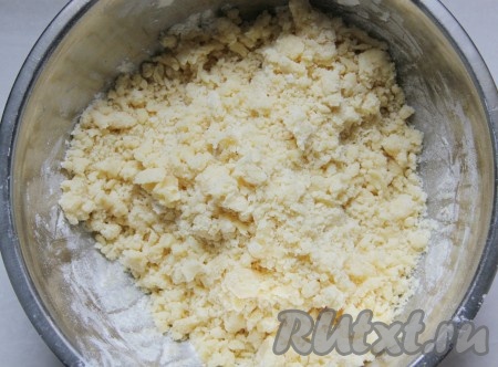 Масло растереть с сахаром в крошку. Добавить перетертый творог, хорошенько все взбить миксером.