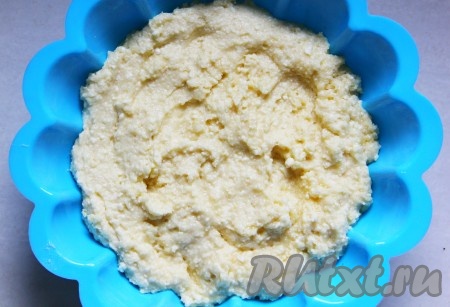 Добавить по одному яйцу, взбивая хорошенько после каждого. В самом конце добавить разрыхлитель и муку. Перемешать, вылить в форму и выпекать творожный кекс при температуре 180 градусов примерно 30-35 минут в зависимости от духовки.
