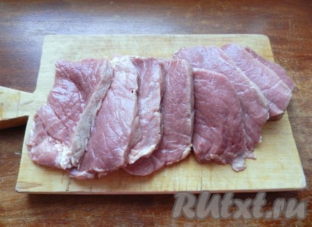 Мясо вымыть, осушить бумажными полотенцами и нарезать для кручеников кусочками толщиной примерно 1 см.
