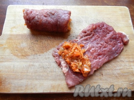 На мясо выкладывать начинку из капусты и сворачивать рулетом.
