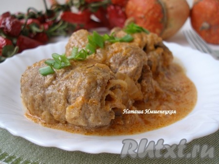 Вкусные и аппетитные крученики с тушеной капустой готовы.
