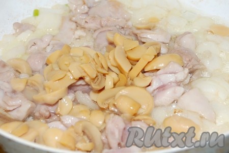 Когда куриное мясо с луком будут почти готовы, добавить к ним резаные шампиньоны.