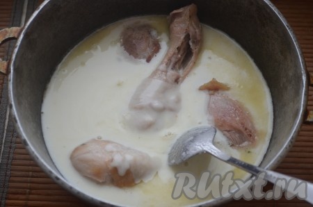 Влить готовый сметанный соус к куриным ножкам, снова дать закипеть и протушить на небольшом огне под крышкой 5 минут.