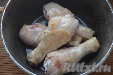 К обжаренным куриным ножкам добавить немного воды (у меня все обжаренные ножки не поместились в сковороду, поэтому я переложила их в казан, если у вас достаточно большая сковорода, оставьте ножки в ней), тушить под крышкой на небольшом огне 30 минут (до готовности мяса).