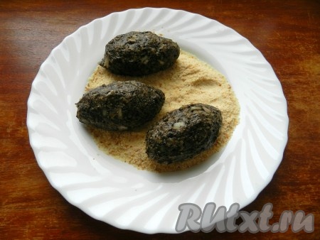 Из полученного фарша формовать небольшие котлетки и панировать их в сухарях.