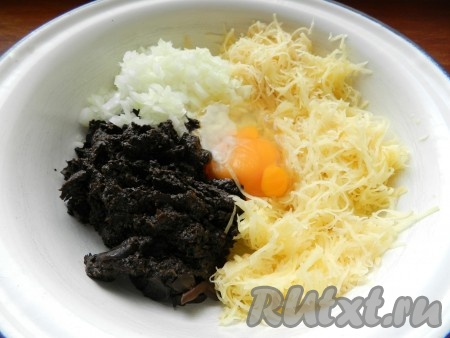 Картофель натереть на мелкой терке. Отваренные грибы измельчить в блендере. Соединить картофель, лук, грибы, добавить яйцо и перемешать.