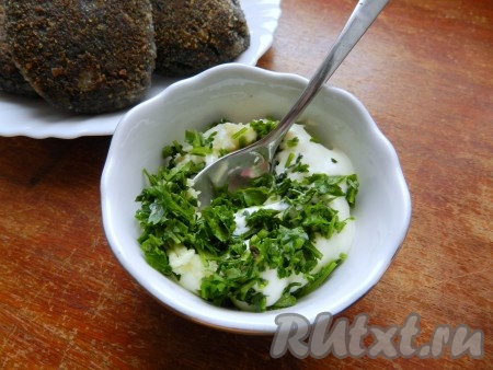 К грибным котлетам рекомендую приготовить пикантный соус. Для этого в майонез добавить чеснок, пропущенный через пресс, мелко нарезанную петрушку, по вкусу соль и перец. Перемешать.