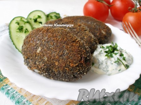 Очень вкусные грибные котлеты готовы, подавать их с соусом и свежими овощами.