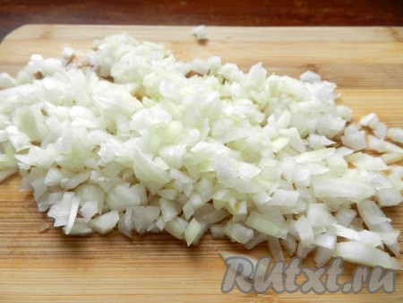 Вторую половину луковицы мелко нарезать.