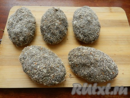 Из указанного количества ингредиентов у меня получилось пять грибных котлет.