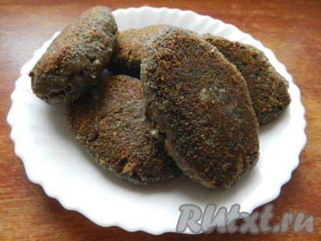 В сковороде разогреть растительное масло и обжарить грибные котлеты со всех сторон, затем накрыть крышкой и довести до готовности на медленном огне в течение 15-20 минут.