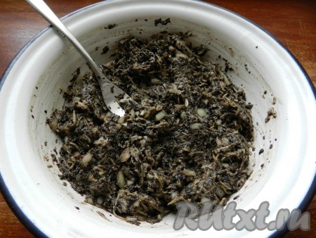 Всыпать в фарш манную крупу, по вкусу добавить соль и перец, все тщательно перемешать.