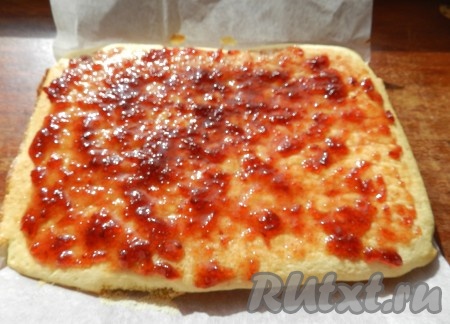 Достать нежный, вкусный бисквит, замешанный на сухом молоке, из формы. Ещё горячим смазать вареньем. У меня корж получился толстоват, поэтому я решила сформировать из него пирог. 