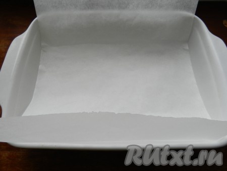 Форму для выпечки застелить бумагой, затем смазать маслом поверх бумаги, поставить в холодную духовку. Включить духовку и разогреть её до 200 градусов. Форма должна стать горячей.