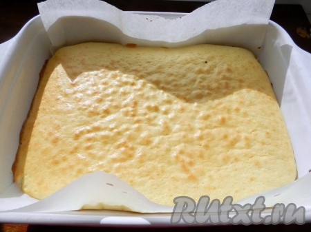 Форму с готовым бисквитом достать из духовки, дать слегка остыть.