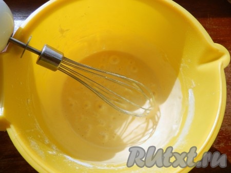 Всыпать 3 столовых ложки муки и разрыхлитель, перемешать тесто до однородности. Постепенно добавить оставшуюся муку, хорошо вмешивая её в бисквитное тесто. Добавляя муку, учитывайте, что тесто не должно быть густым.